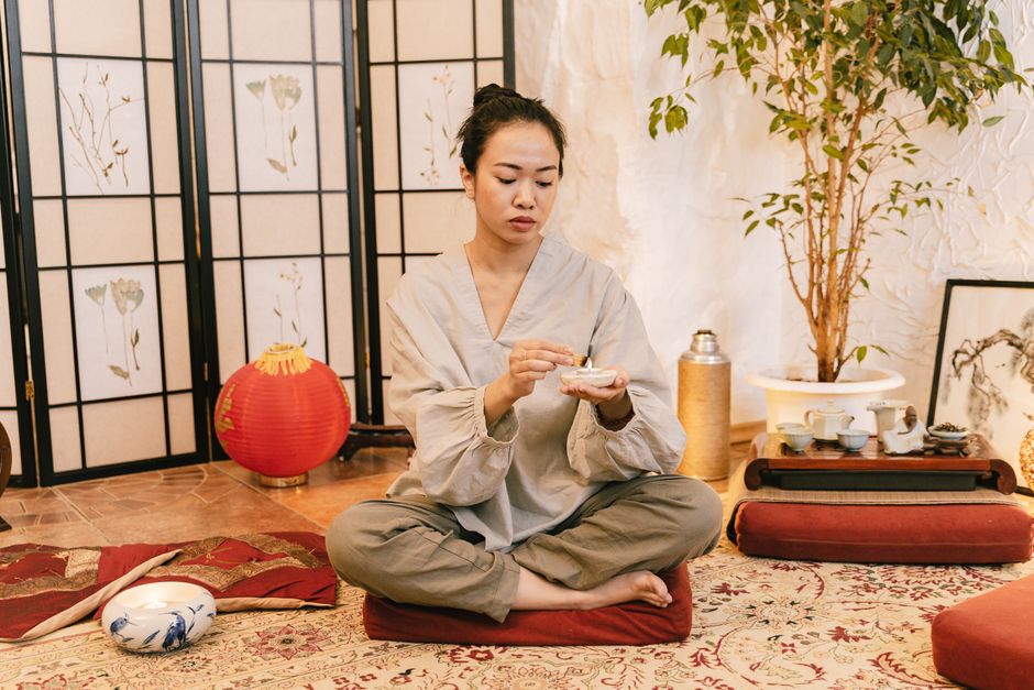 瞑想して心を整える女性