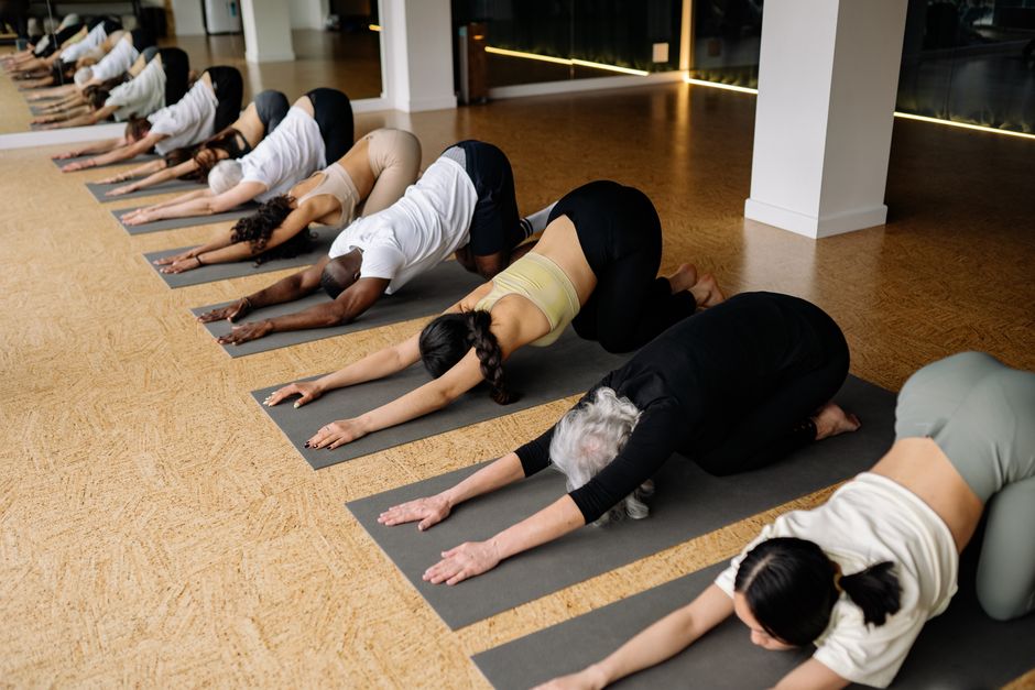 グループレッスンでヨガをする人々