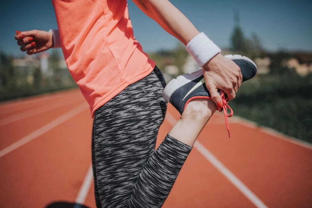 運動前にストレッチする女性